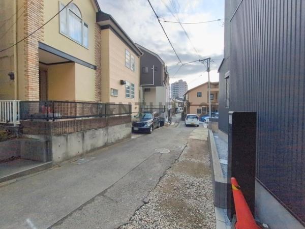 �_�ސ쌧����s�А�3���ڂ̐V�z��ˌ��Ă̑O�ʓ��H�܂ތ��n�ʐ^