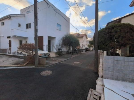 �_�ސ쌧����s�ғ����C��1���ڂ̐V�z��ˌ��Ă̑O�ʓ��H�܂ތ��n�ʐ^