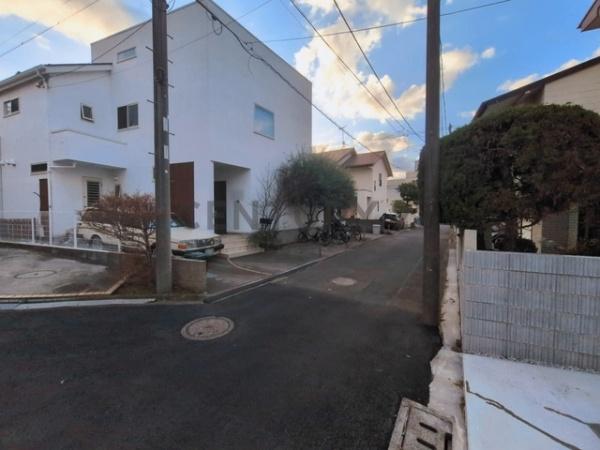 �_�ސ쌧����s�ғ����C��1���ڂ̐V�z��ˌ��Ă̑O�ʓ��H�܂ތ��n�ʐ^