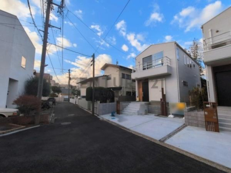 �_�ސ쌧����s�ғ����C��1���ڂ̐V�z��ˌ��Ă̑O�ʓ��H�܂ތ��n�ʐ^