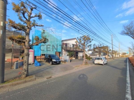 �_�ސ쌧����s�����̐V�z��ˌ��Ă̑O�ʓ��H�܂ތ��n�ʐ^