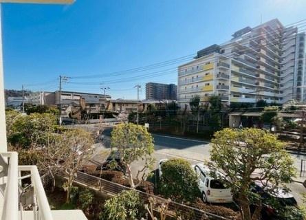 �_�ސ쌧���q�s���{�̒��Ã}���V�����̏Z�˂���̒��]�ʐ^