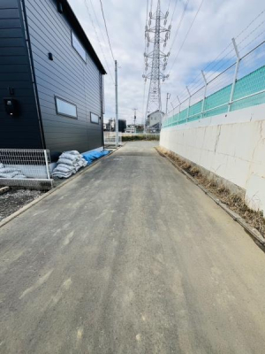 �_�ސ쌧������s����1���ڂ̐V�z��ˌ��Ă̑O�ʓ��H�܂ތ��n�ʐ^