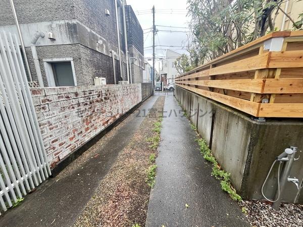 �_�ސ쌧������s���C�ݓ�4���ڂ̒��È�ˌ��Ă̑O�ʓ��H�܂ތ��n�ʐ^