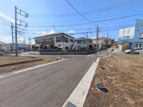 �_�ސ쌧����s���q�̓y�n�̑O�ʓ��H�܂ތ��n�ʐ^