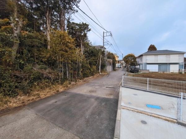 �_�ސ쌧����s����1���ڂ̐V�z��ˌ��Ă̑O�ʓ��H�܂ތ��n�ʐ^