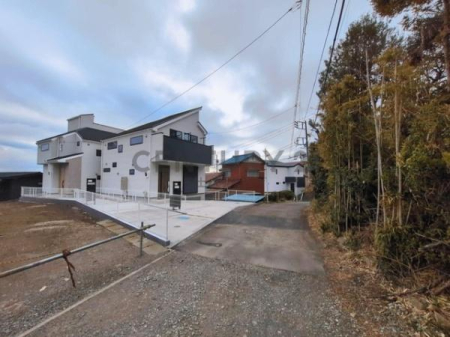 �_�ސ쌧����s����1���ڂ̐V�z��ˌ��Ă̑O�ʓ��H�܂ތ��n�ʐ^