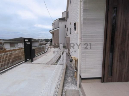 �_�ސ쌧����s����1���ڂ̐V�z��ˌ��Ă̑O�ʓ��H�܂ތ��n�ʐ^