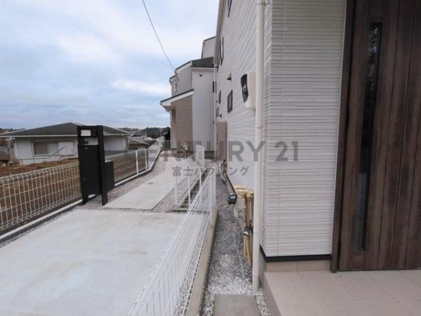 �_�ސ쌧����s����1���ڂ̐V�z��ˌ��Ă̑O�ʓ��H�܂ތ��n�ʐ^