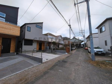 �_�ސ쌧����s�����C��7���ڂ̐V�z��ˌ��Ă̑O�ʓ��H�܂ތ��n�ʐ^