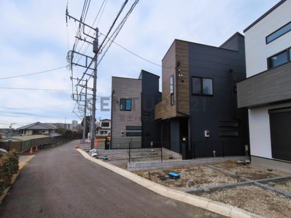 �_�ސ쌧����s���5���ڂ̐V�z��ˌ��Ă̑O�ʓ��H�܂ތ��n�ʐ^