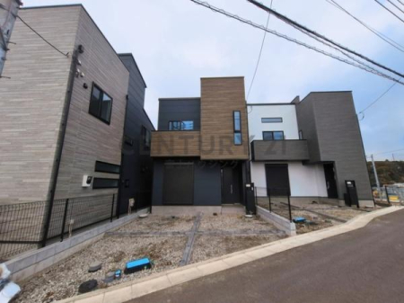 �_�ސ쌧����s���5���ڂ̐V�z��ˌ��Ă̑O�ʓ��H�܂ތ��n�ʐ^