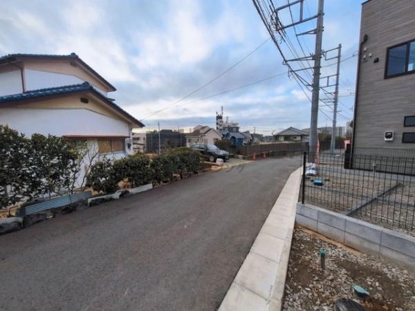 �_�ސ쌧����s���5���ڂ̐V�z��ˌ��Ă̑O�ʓ��H�܂ތ��n�ʐ^