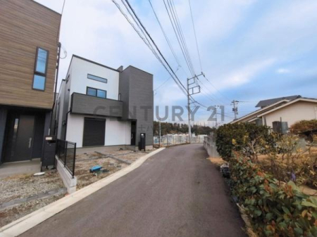 �_�ސ쌧����s���5���ڂ̐V�z��ˌ��Ă̑O�ʓ��H�܂ތ��n�ʐ^