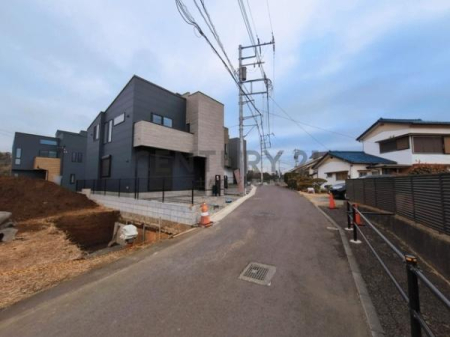 �_�ސ쌧����s���5���ڂ̐V�z��ˌ��Ă̑O�ʓ��H�܂ތ��n�ʐ^