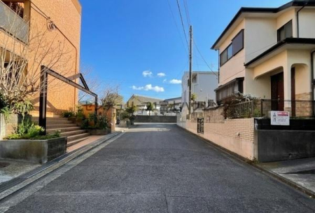 �_�ސ쌧����s���̓y�n�̑O�ʓ��H�܂ތ��n�ʐ^