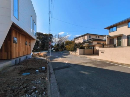 �_�ސ쌧����s�А��R1���ڂ̐V�z��ˌ��Ă̑O�ʓ��H�܂ތ��n�ʐ^