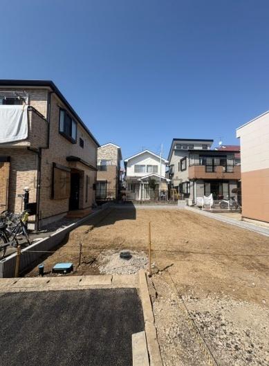 �_�ސ쌧������s����1���ڂ̐V�z��ˌ��Ă̑O�ʓ��H�܂ތ��n�ʐ^