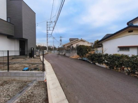 �_�ސ쌧����s���5���ڂ̐V�z��ˌ��Ă̑O�ʓ��H�܂ތ��n�ʐ^