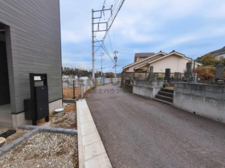 �_�ސ쌧����s���5���ڂ̐V�z��ˌ��Ă̑O�ʓ��H�܂ތ��n�ʐ^