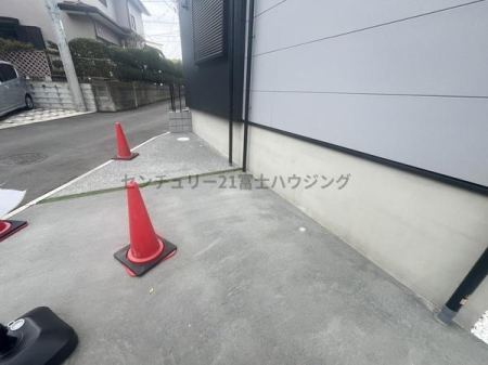 �_�ސ쌧������s����1���ڂ̐V�z��ˌ��Ă̑O�ʓ��H�܂ތ��n�ʐ^