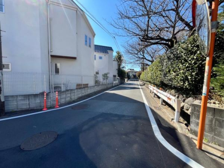 �_�ސ쌧����s����������1���ڂ̐V�z��ˌ��Ă̑O�ʓ��H�܂ތ��n�ʐ^