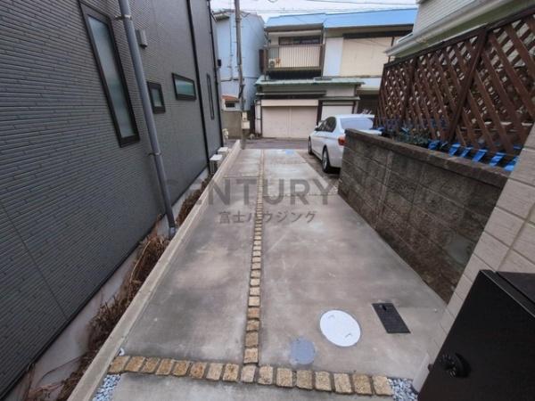 �_�ސ쌧����s�А�4���ڂ̐V�z��ˌ��Ă̑O�ʓ��H�܂ތ��n�ʐ^