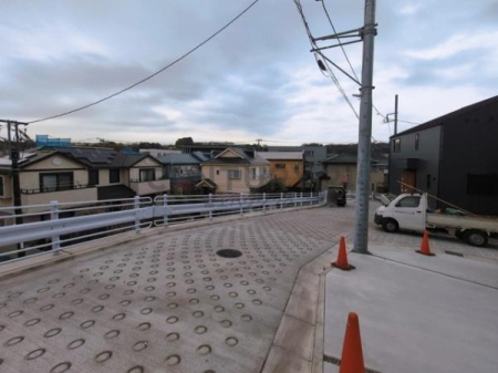 �_�ސ쌧����s�А�4���ڂ̐V�z��ˌ��Ă̑O�ʓ��H�܂ތ��n�ʐ^