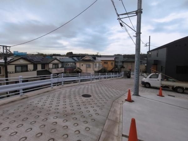 �_�ސ쌧����s�А�4���ڂ̐V�z��ˌ��Ă̑O�ʓ��H�܂ތ��n�ʐ^