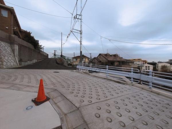 �_�ސ쌧����s�А�4���ڂ̐V�z��ˌ��Ă̑O�ʓ��H�܂ތ��n�ʐ^