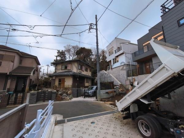 �_�ސ쌧����s�А�4���ڂ̐V�z��ˌ��Ă̑O�ʓ��H�܂ތ��n�ʐ^