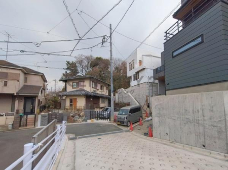 �_�ސ쌧����s�А�4���ڂ̐V�z��ˌ��Ă̑O�ʓ��H�܂ތ��n�ʐ^