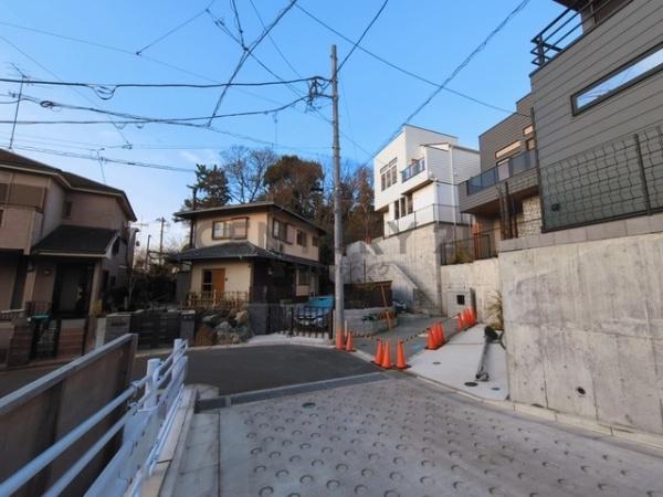 �_�ސ쌧����s�А�4���ڂ̐V�z��ˌ��Ă̑O�ʓ��H�܂ތ��n�ʐ^