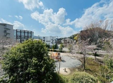 �_�ސ쌧���q�s���{�̒��Ã}���V�����̏Z�˂���̒��]�ʐ^