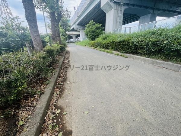 �_�ސ쌧������s���v�ۂ̐V�z��ˌ��Ă̑O�ʓ��H�܂ތ��n�ʐ^