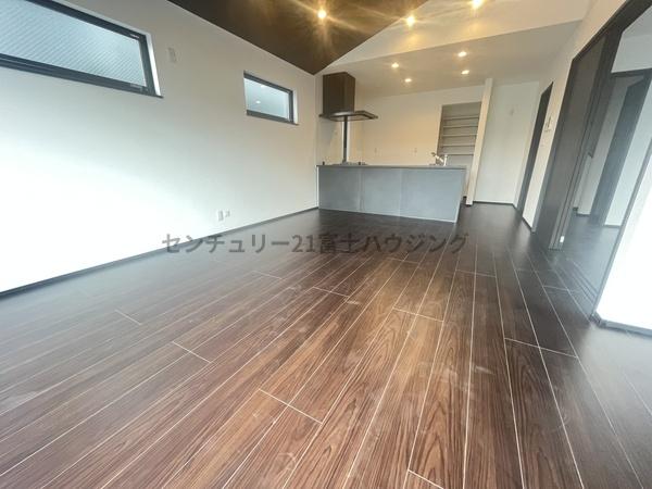 �_�ސ쌧������s����1���ڂ̐V�z��ˌ��Ẵ��r���O