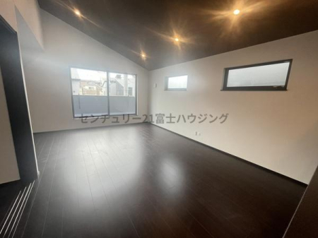 �_�ސ쌧������s����1���ڂ̐V�z��ˌ��Ẵ��r���O