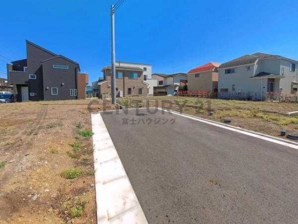 �_�ސ쌧����s���q�̓y�n�̑O�ʓ��H�܂ތ��n�ʐ^