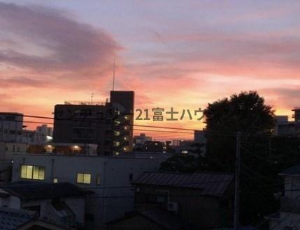 �_�ސ쌧����s�H��3���ڂ̒��Ã}���V�����̏Z�˂���̒��]�ʐ^