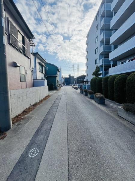 �_�ސ쌧������s����4���ڂ̐V�z��ˌ��Ă̑O�ʓ��H�܂ތ��n�ʐ^