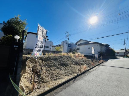 �_�ސ쌧���q�s���z�̓y�n�̑O�ʓ��H�܂ތ��n�ʐ^