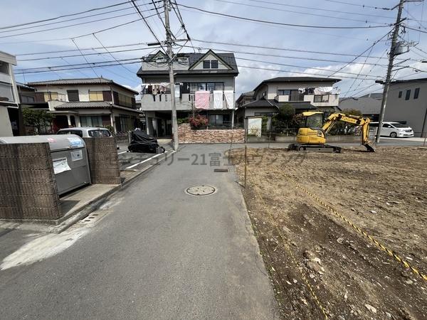 �_�ސ쌧������s�����̓y�n�̑O�ʓ��H�܂ތ��n�ʐ^