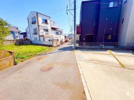 �_�ސ쌧������s���4���ڂ̒��È�ˌ��Ă̑O�ʓ��H�܂ތ��n�ʐ^