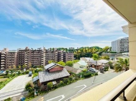 �_�ސ쌧���q�s�A�؂̒��Ã}���V�����̏Z�˂���̒��]�ʐ^