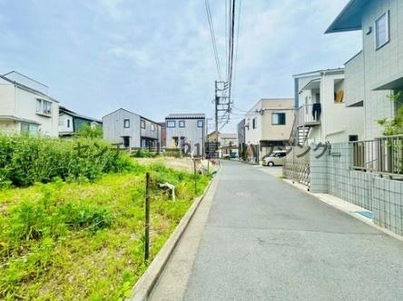 �_�ސ쌧���q�s���J1���ڂ̓y�n�̑O�ʓ��H�܂ތ��n�ʐ^