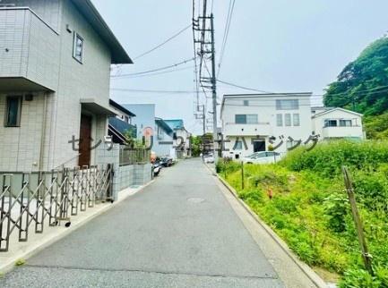 �_�ސ쌧���q�s���J1���ڂ̓y�n�̑O�ʓ��H�܂ތ��n�ʐ^