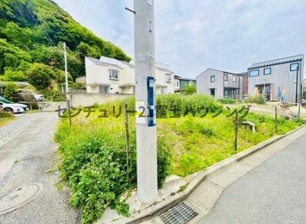 �_�ސ쌧���q�s���J1���ڂ̓y�n�̑O�ʓ��H�܂ތ��n�ʐ^