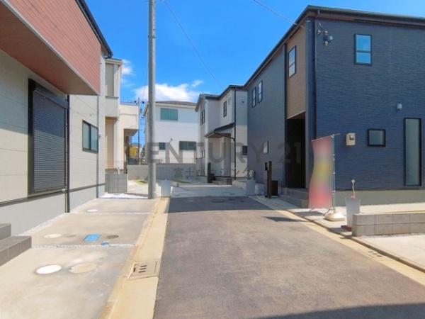 �_�ސ쌧������s����2���ڂ̐V�z��ˌ��Ă̑O�ʓ��H�܂ތ��n�ʐ^