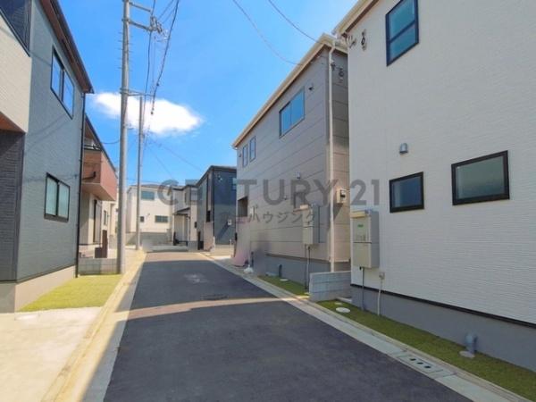 �_�ސ쌧������s����2���ڂ̐V�z��ˌ��Ă̑O�ʓ��H�܂ތ��n�ʐ^