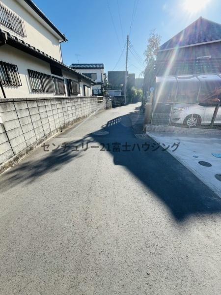 �_�ސ쌧������s�����u�̐V�z��ˌ��Ă̑O�ʓ��H�܂ތ��n�ʐ^